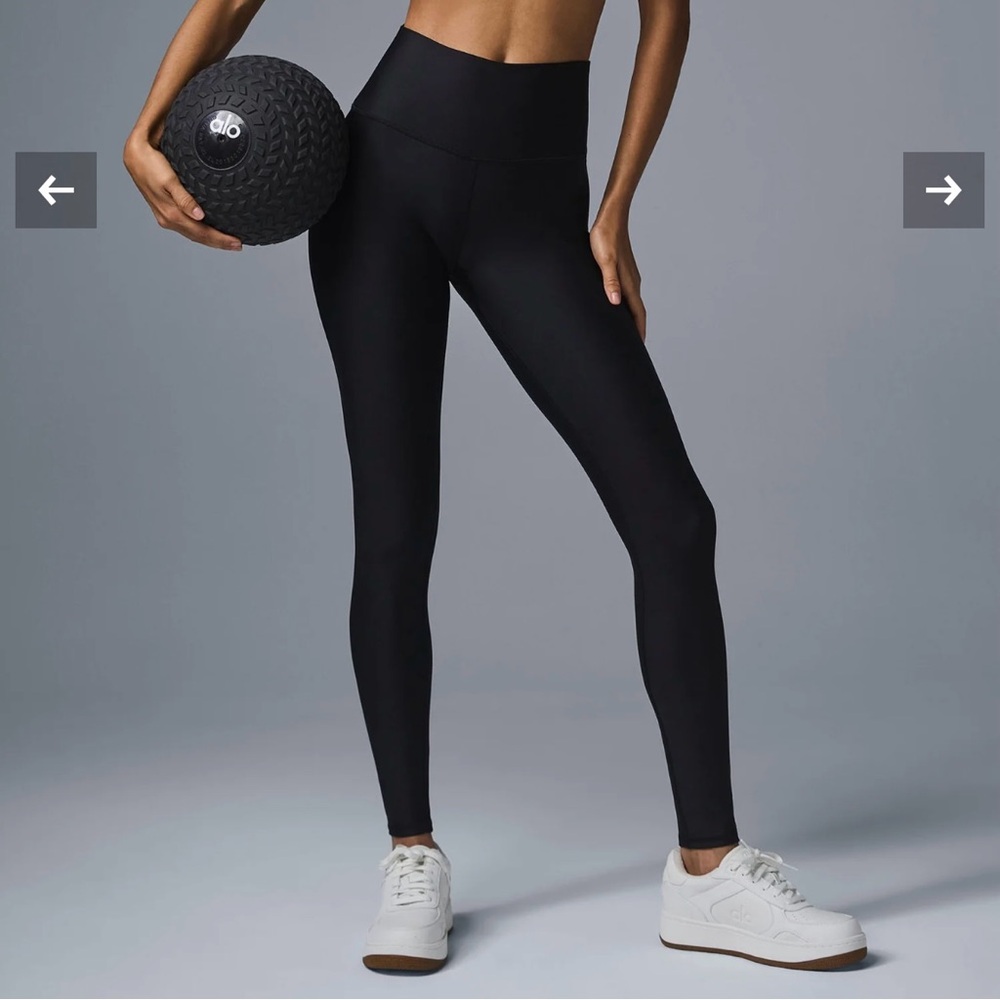 Gently used ALO Yoga Airlift Leggings - size medium - Black